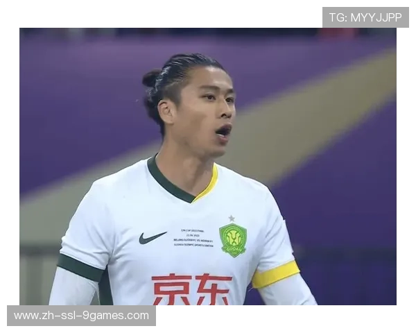 法比奥点球戴帽后与张玉宁相拥，国安更衣室庆祝双冠王