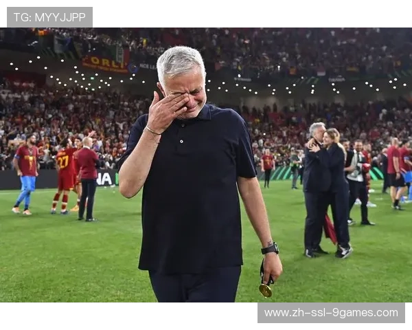 罗马球迷南看台歌声不息，致敬德罗西